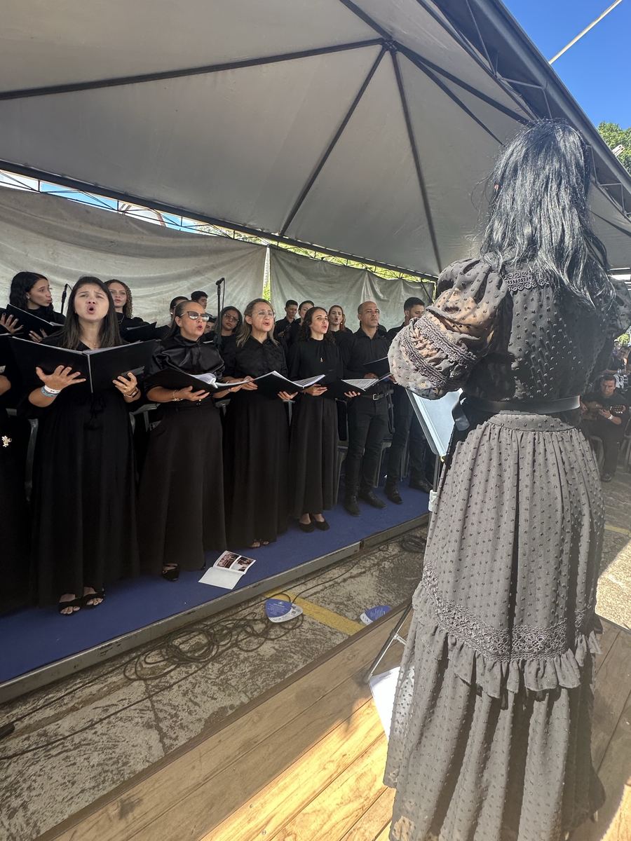 A Schola cantando na Missa de Beatificação