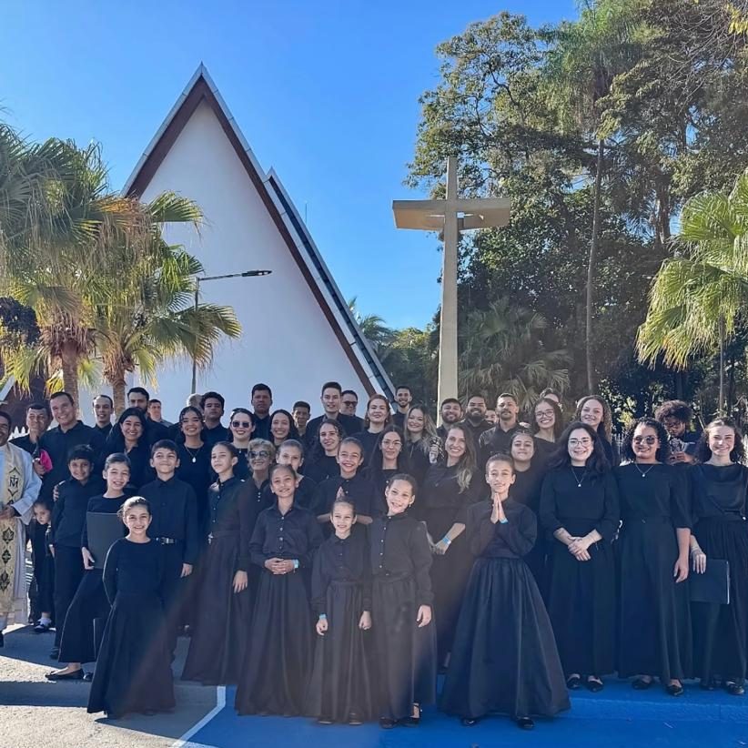 Os cantores da Schola, de preto, diante do santuário de Jauru, no dia da beatificação
