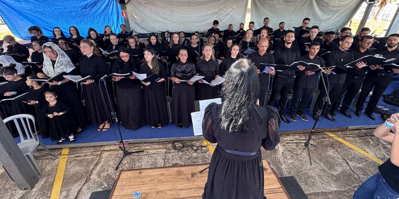 A Schola Cantorum Lanciotti cantando na Missa de Beatificação do Padre Nazareno Lanciotti, em Jauru