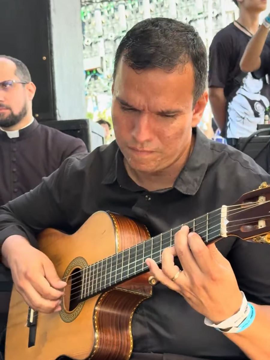 O violão erudito durante a celebração